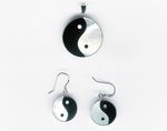 Boucles d`Oreilles Nacre et Onyx Dormeuses Yin Yang Argent